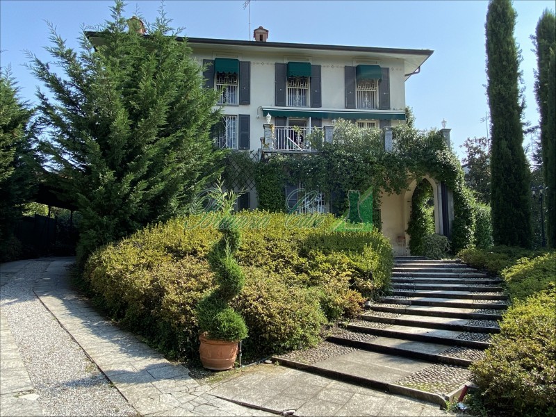 Casatenovo Villa di fine '700 con piscina e Parco di mq 27.000