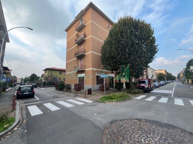 ARCORE VIA MANZONI NEGOZIO CON DUE VETRINE